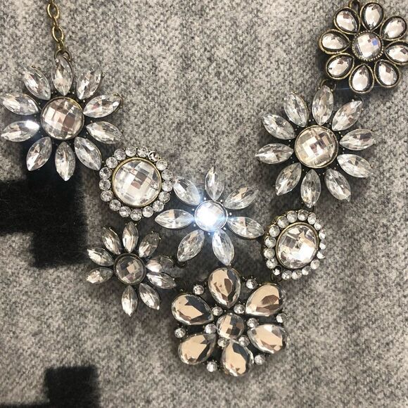 Flower gunmetal stone statement necklace - Picture 6 of 15